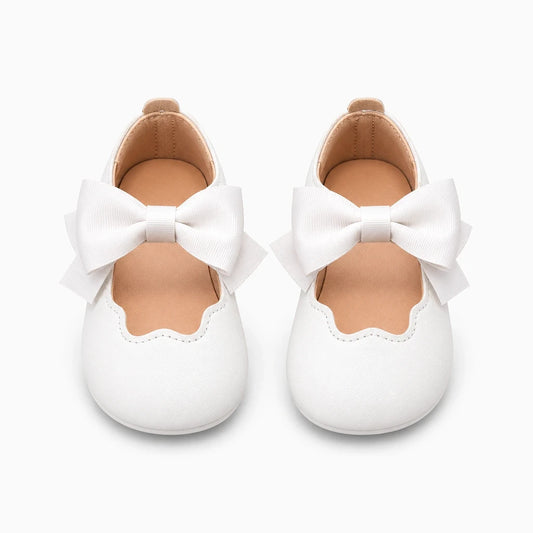 Mocassin bébé blanc avec bout rond et nœud décoratif sur le dessus