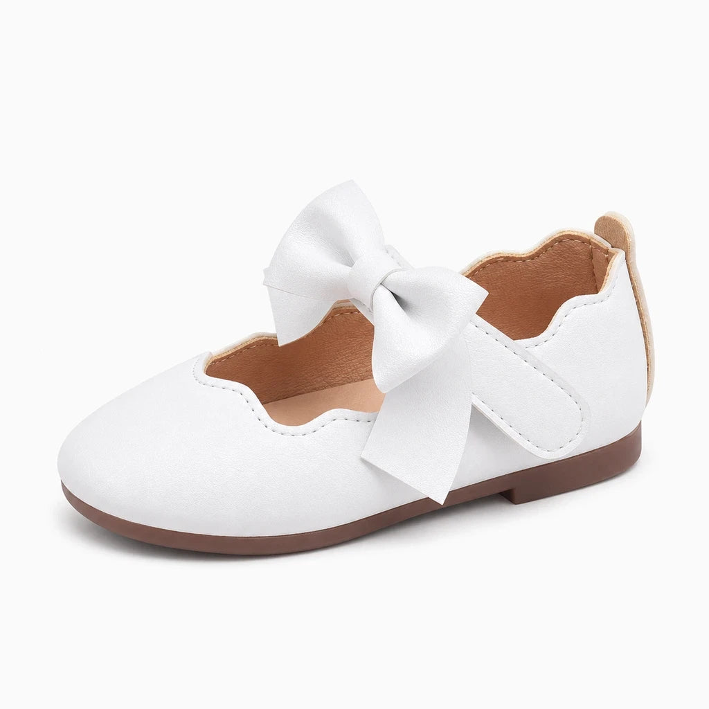 Blanc lumineux mocassin bébé, vue de profil montrant la silhouette arrondie