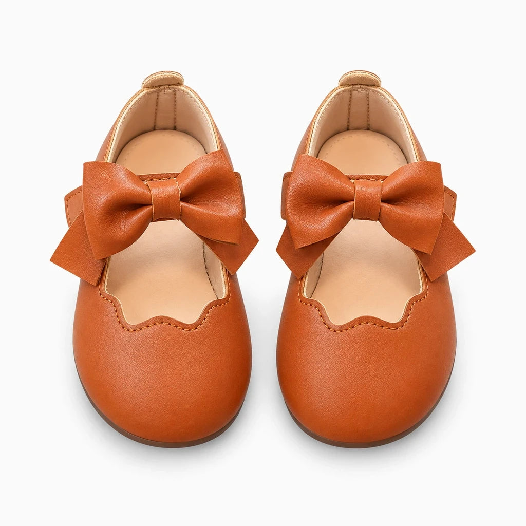 Mocassin blanc bebe avec détail du nœud féminin placé sur le dessus de la chaussure