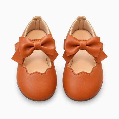 Mocassin blanc bebe avec détail du nœud féminin placé sur le dessus de la chaussure