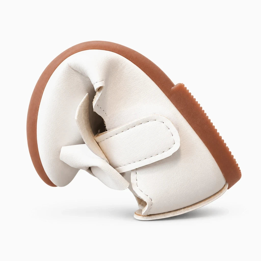 Semelle souple du mocassin bébé blanc, conçue pour les premiers pas