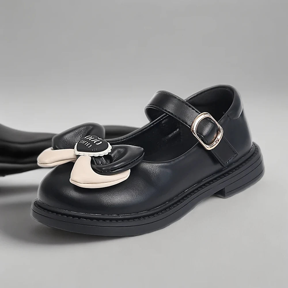Chaussure enfant confortable à enfiler sans lacets, détail de la semelle antidérapante