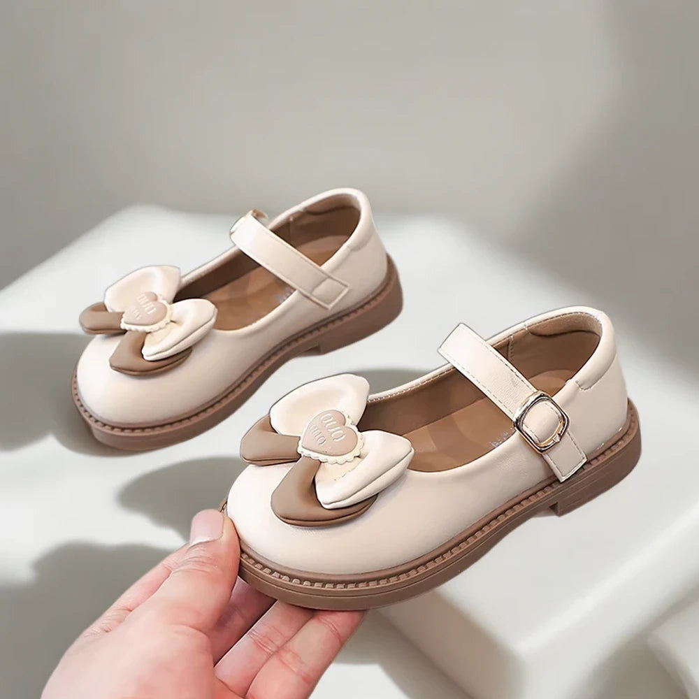 Mocassin enfant raffiné avec nœud papillon féminin, gros plan sur le design