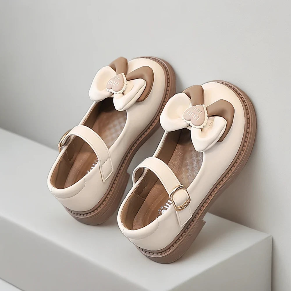 Chaussure bébé fille douce et pratique pour l'école, vue de trois quarts