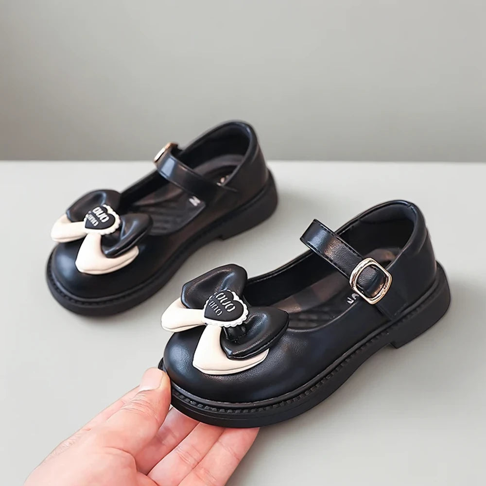 Mocassin bébé fille habillé pour occasion spéciale, porté avec collants blancs