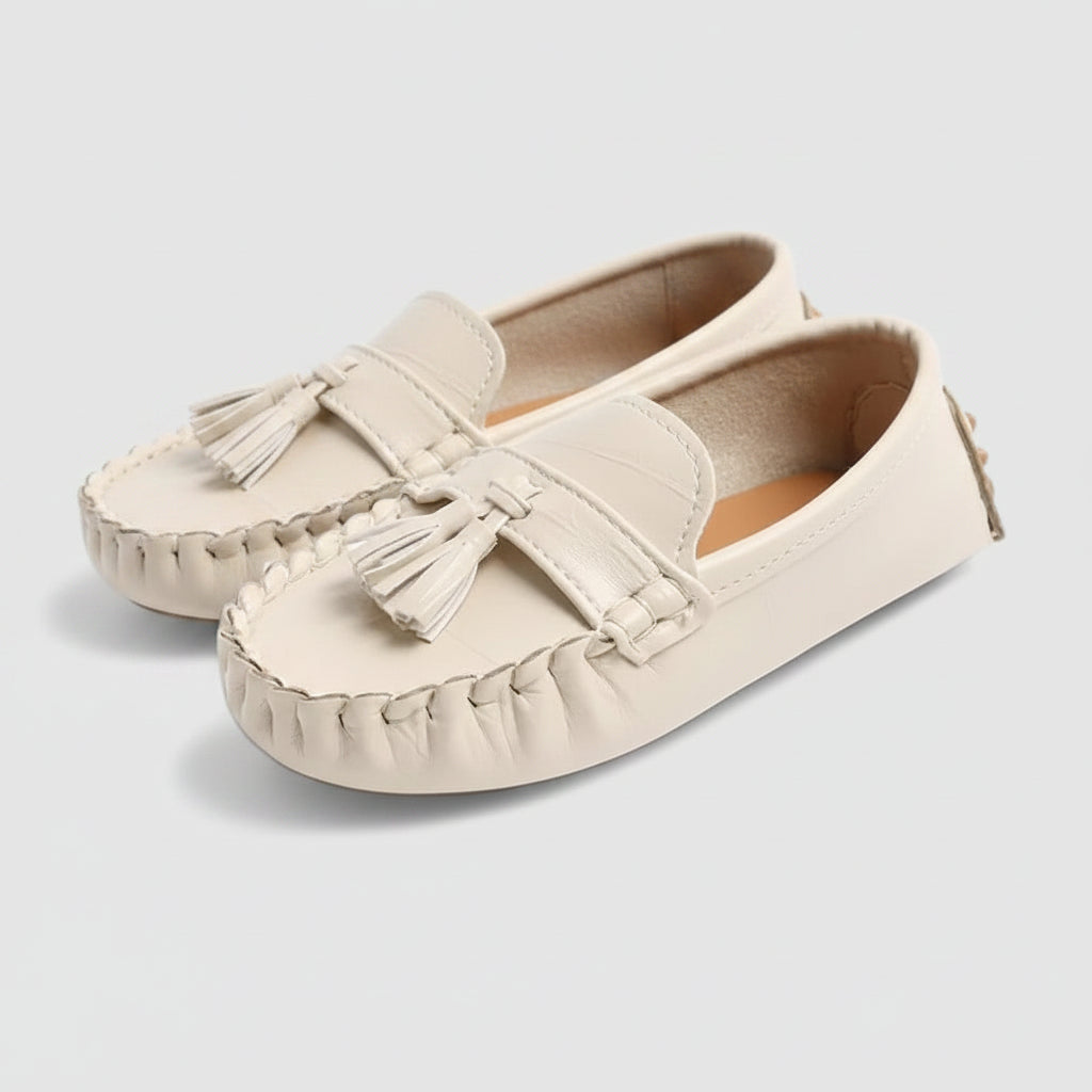 Mocassin bébé garçon noir avec pompons, design souple et confortable pour les petits pieds