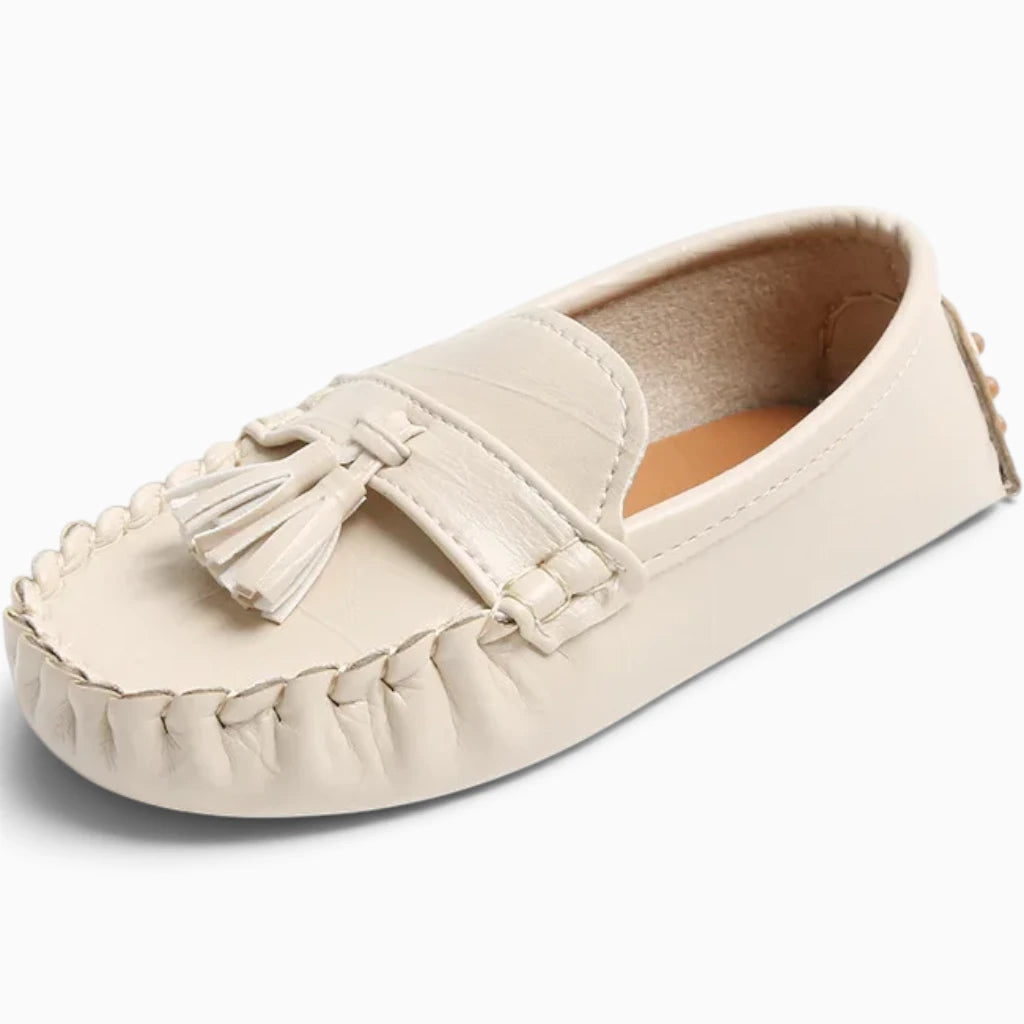 Mocassin bébé garçon beige vue de trois-quarts avec pompons