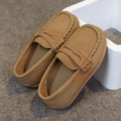 Mocassin garçon style classique luxe, teinte unie discrète et intemporelle