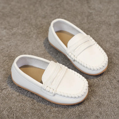 Vue de profil mocassin espadrille enfant, finitions soignées et durables