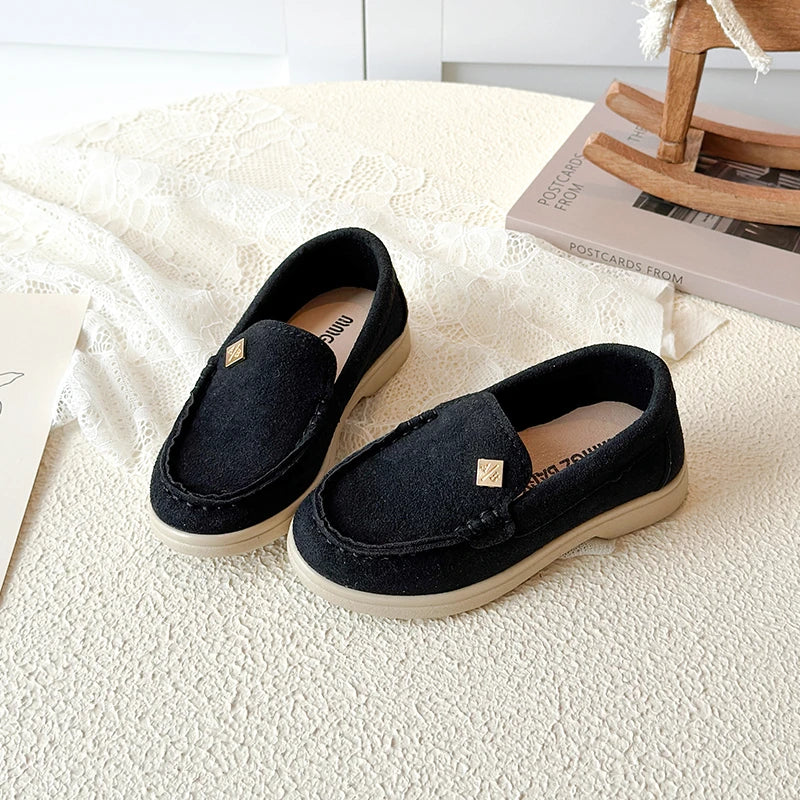 Mocassin beige enfant avec semelle antidérapante, vue de profil