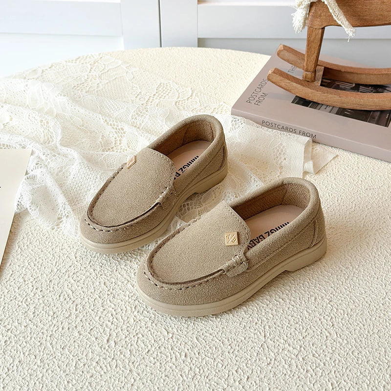 Mocassin beige garçon porté au quotidien, coloris uni intemporel