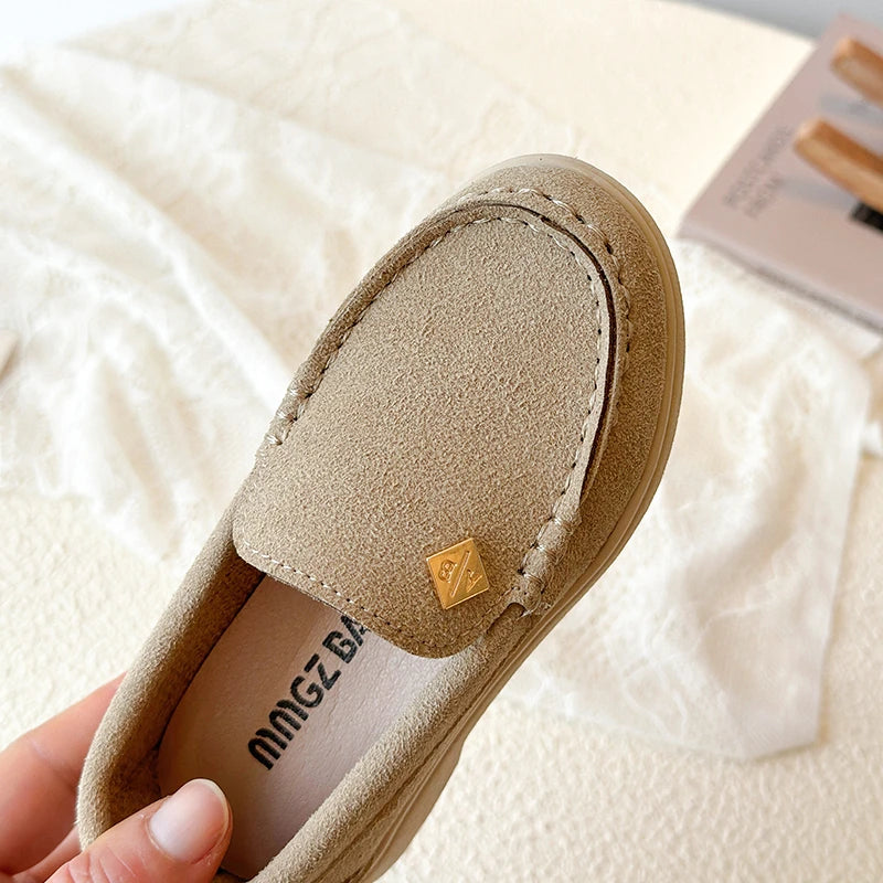 Mocassin beige pour enfant garçon, associé à une tenue casual