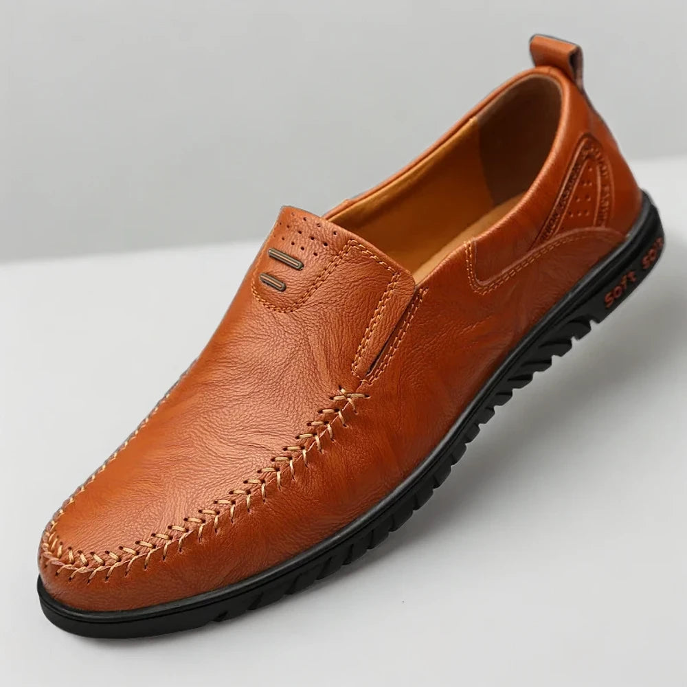 Mocassins bicolore vue de profil avec semelle flexible