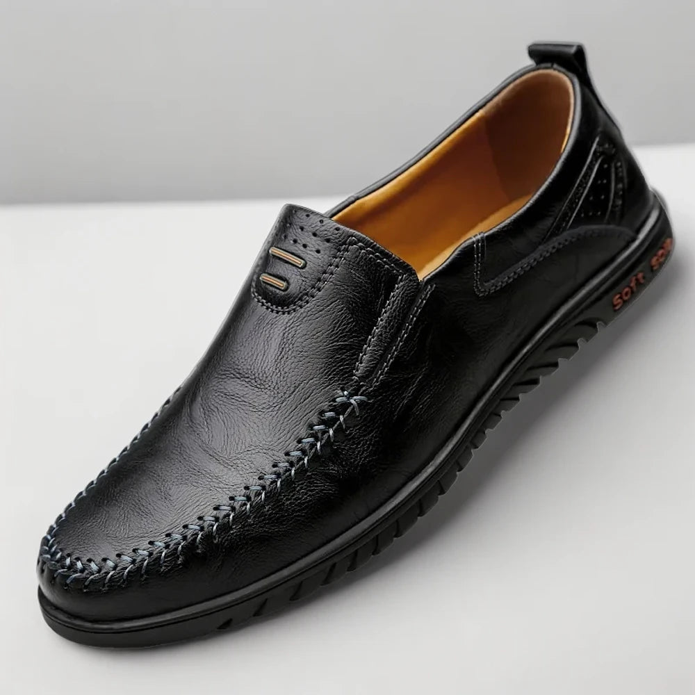 Détail de la couture bicolore du mocassin cuir premium