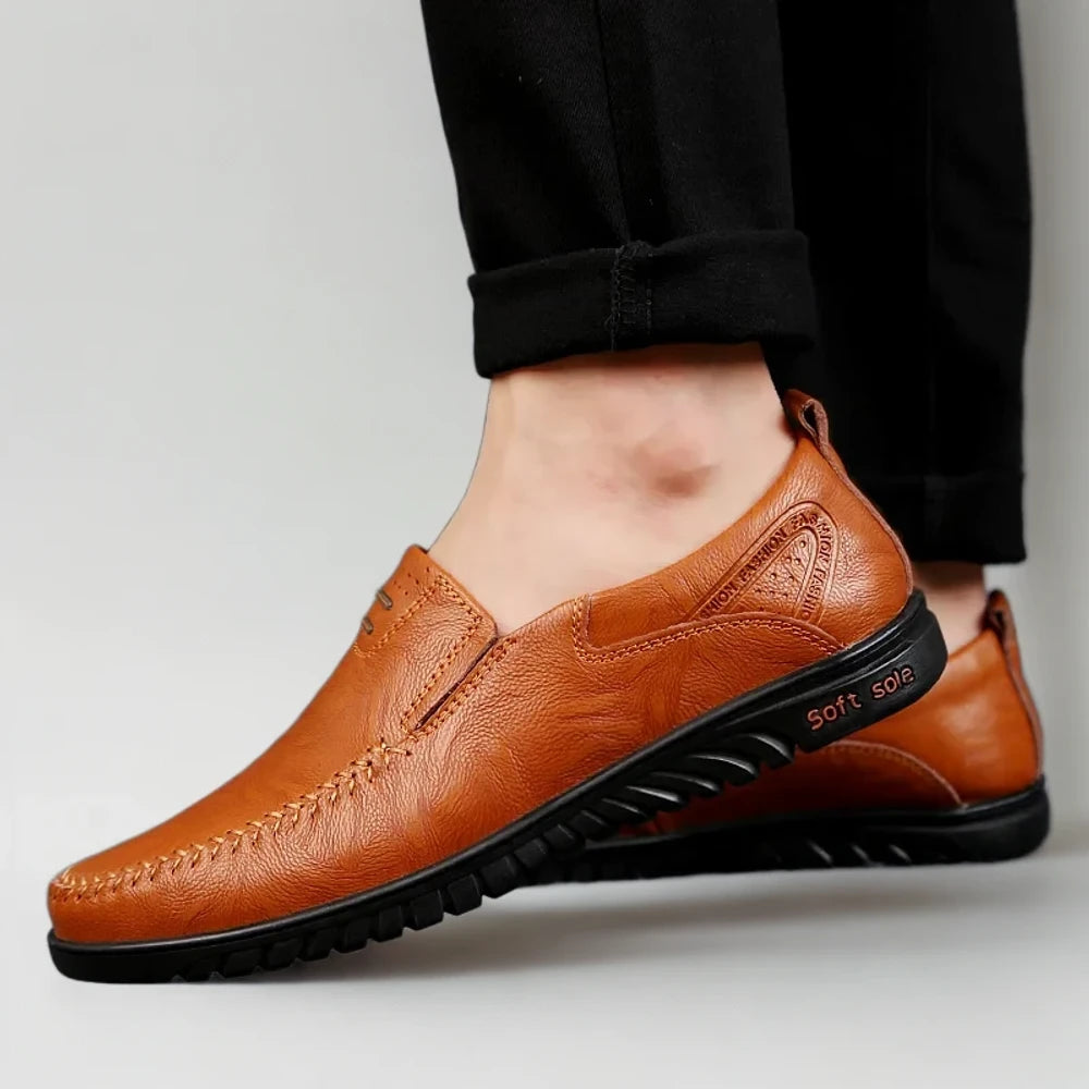 Mocassin bicolore rouge sur fond blanc montrant l'élégance discrète