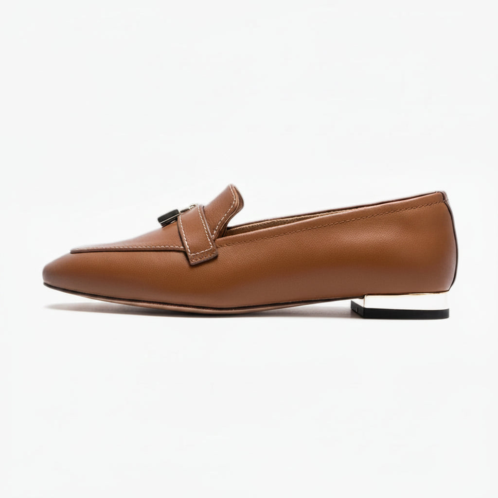 Mocassin bicolore femme avec détail de verrouillage doré et bout carré