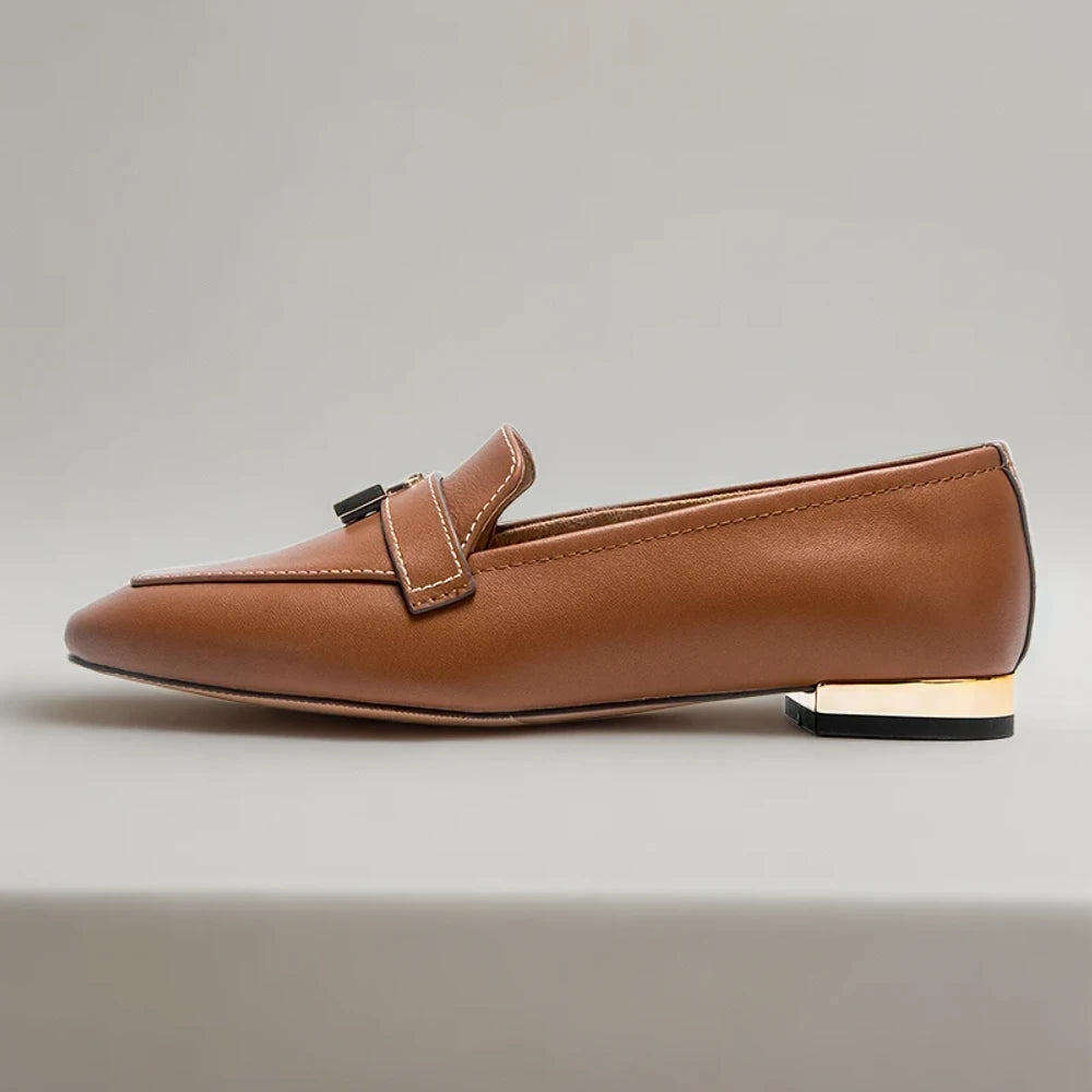 Mocassins bicolore femme en cuir souple noir, vue de profil élégante