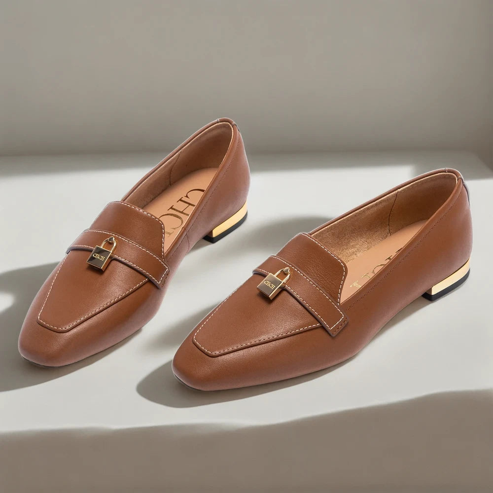 Femme portant mocassin femme bicolore en tenue de bureau raffinée