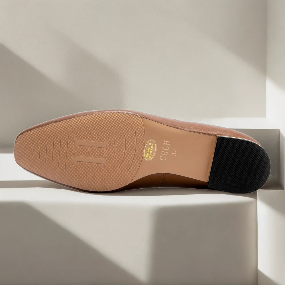 Détail du talon bas et de la semelle du mocassin bicolore confortable