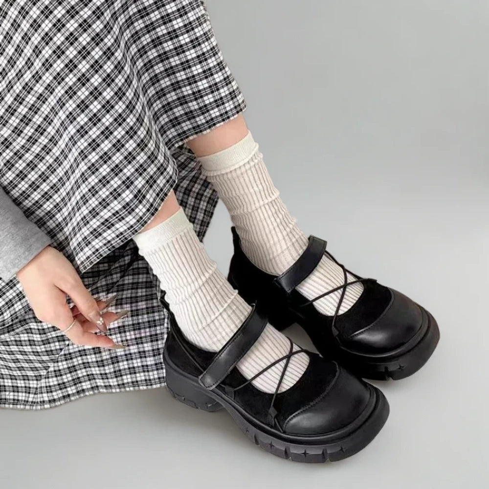 Gros plan sur les lanières graphiques croisées du mocassin femme bicolore