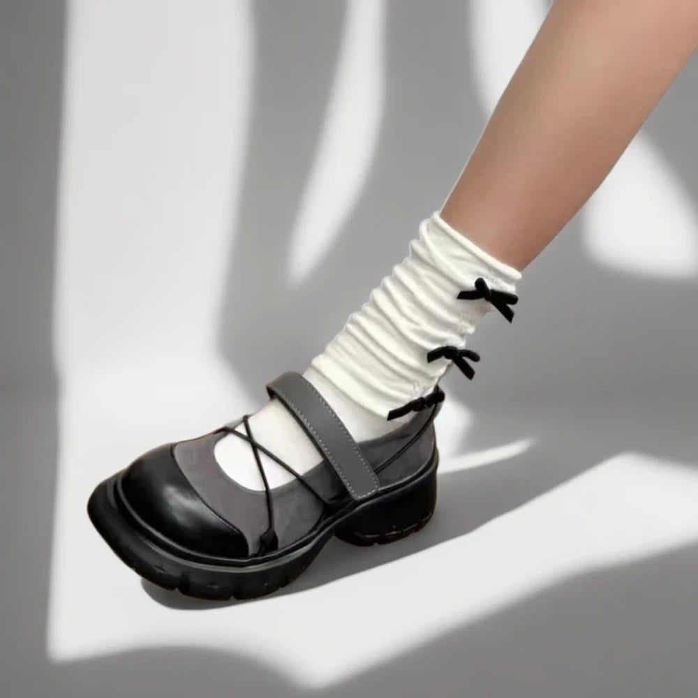Profil latéral du mocassin à plateforme affichant sa silhouette moderne Mary Jane