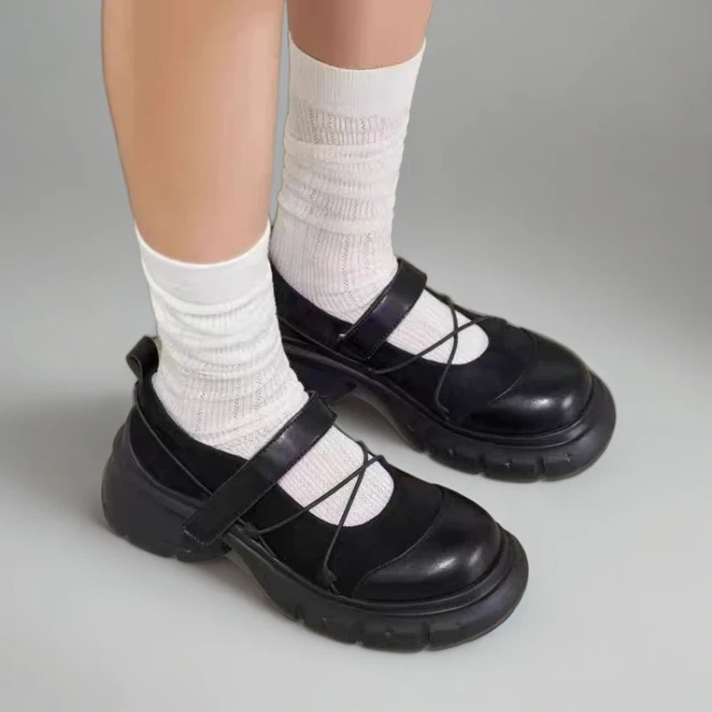 Vue arrière du mocassins à plateforme bicolore révélant la structure du talon épais