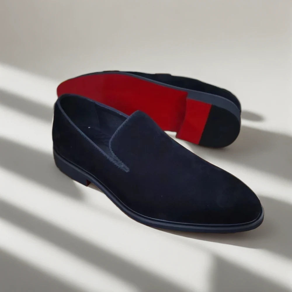 Mocassins bicolore homme marron porté avec costume de bureau