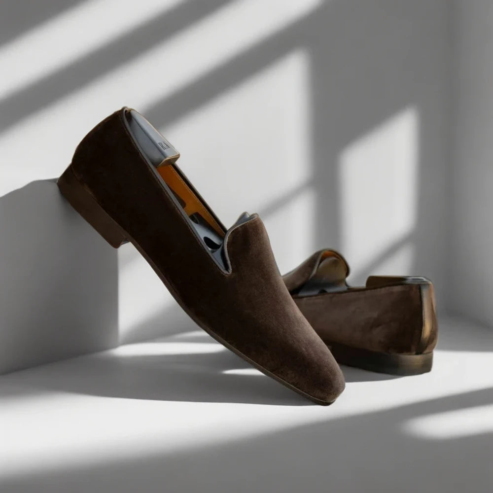 Profil latéral mocassin bicolore homme design épuré