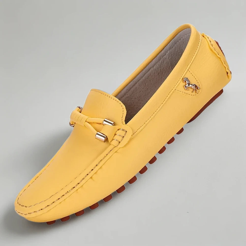 Détail du cuir premium du mocassin blanc