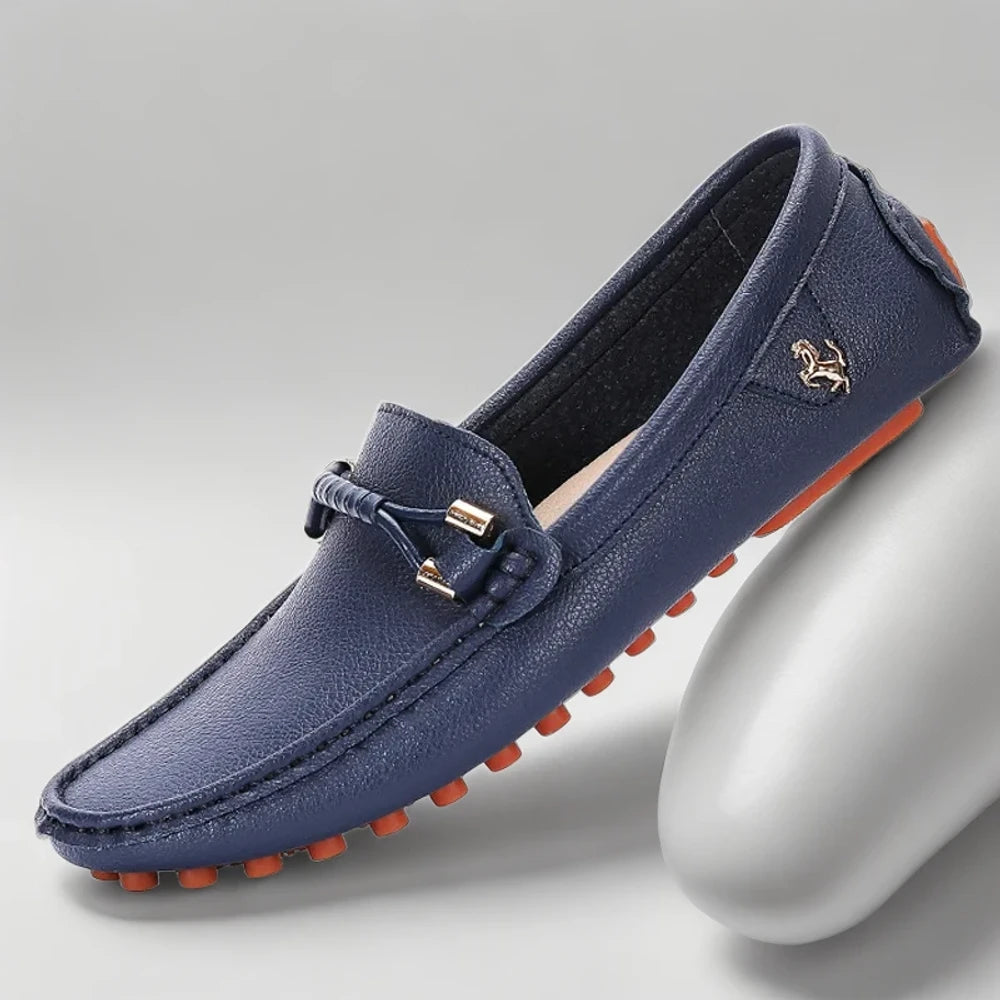 Mocassin blanc porté avec pantalon de costume