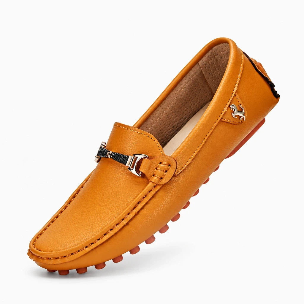 Paire de mocassins blancs portés avec chaussette fine, allure épurée