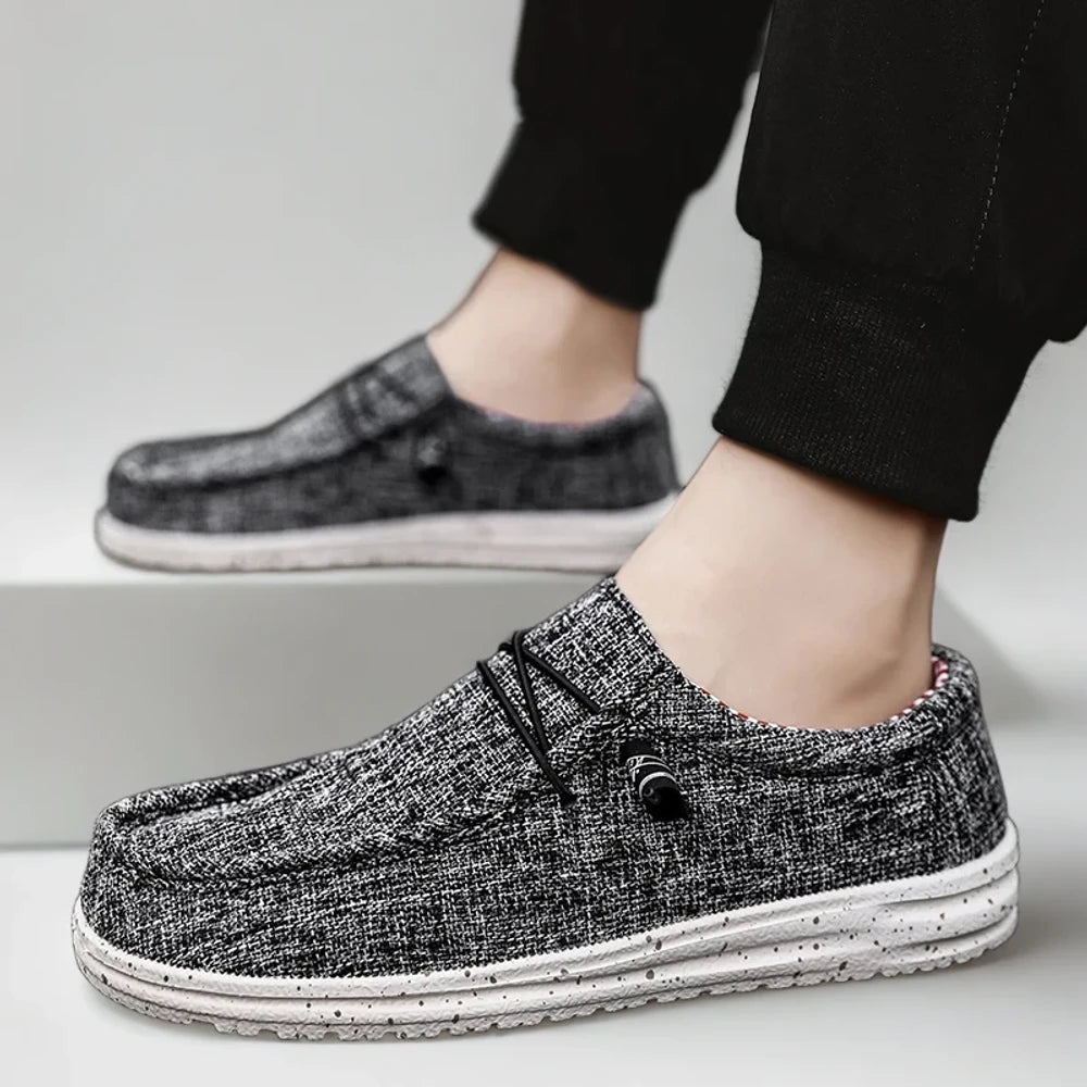 Pied chaussé d'un mocassin bleu confortable et aéré