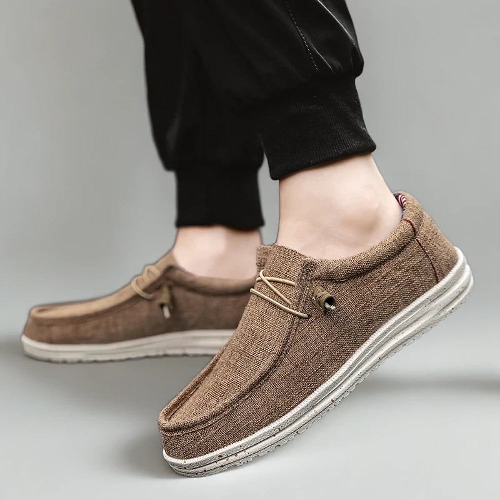Vue de dessus du mocassin bleu montrant sa coupe