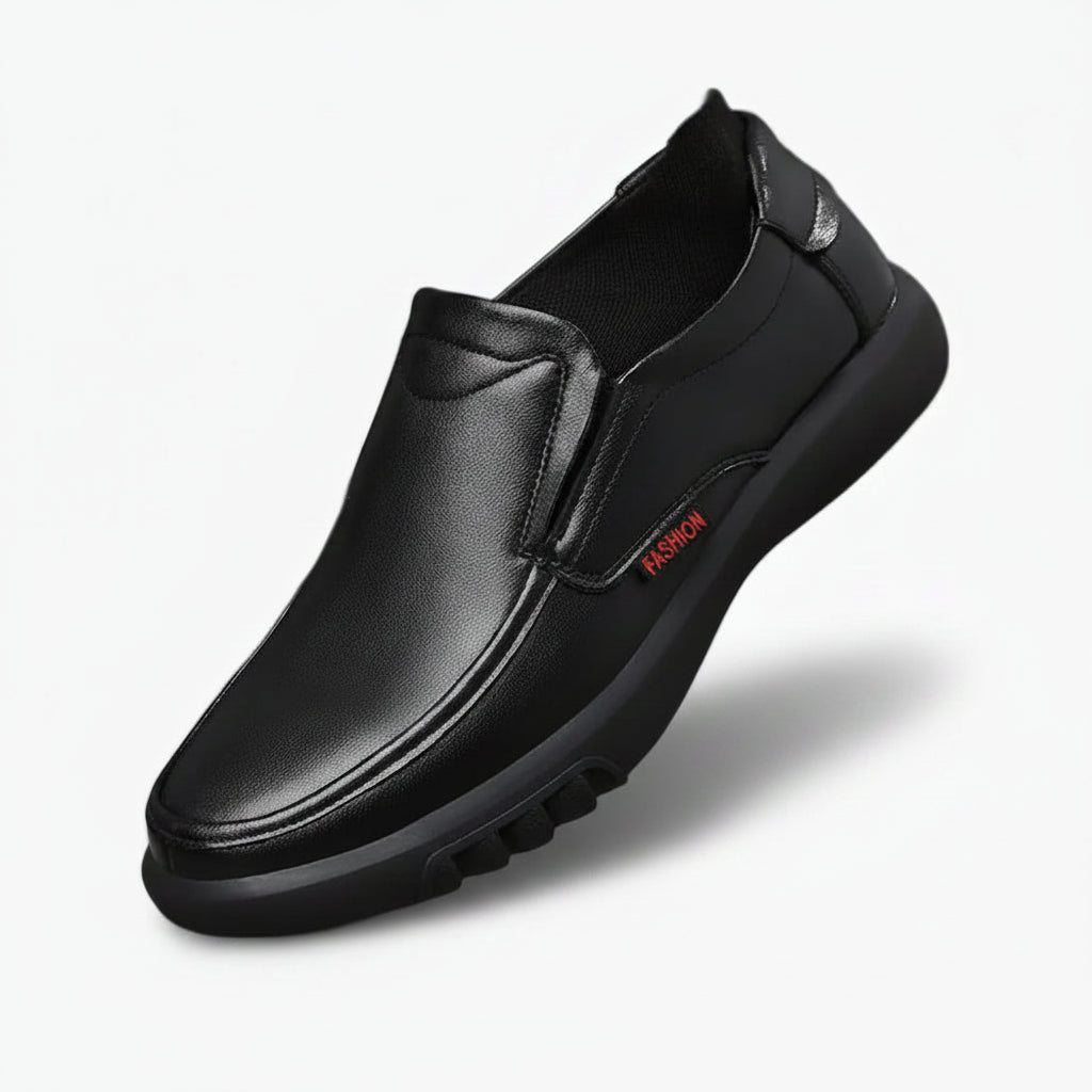 Mocassin boucle homme en cuir noir avec boucle métal, vue de profil