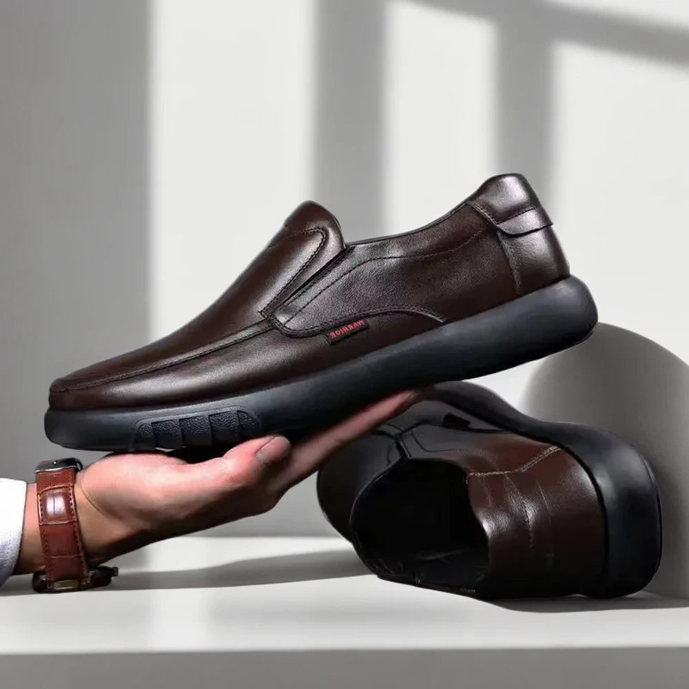 Mocassin boucle homme marron clair porté au quotidien, détail de la semelle souple