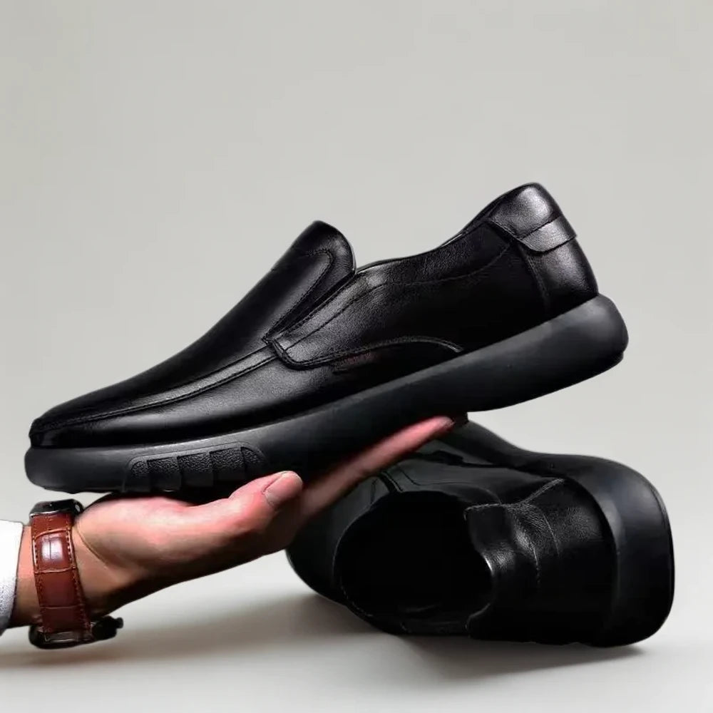 Mocassin boucle homme couleur marron foncé, angle trois-quarts montrant la finition