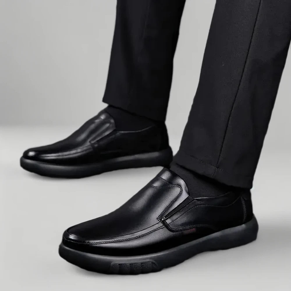 Mocassin boucle homme en cuir souple, détail de la boucle et de la texture