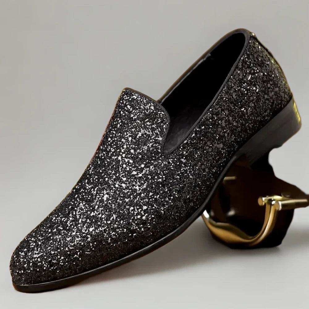 Détail du bout carré du mocassin homme, finition noire avec reflets subtils