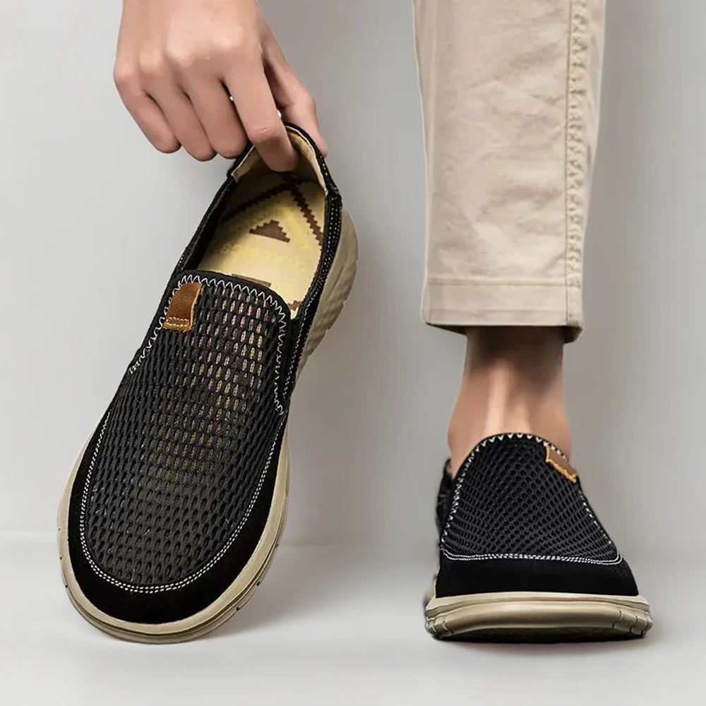 Mocassin bout pointu porté en tenue décontractée urbaine