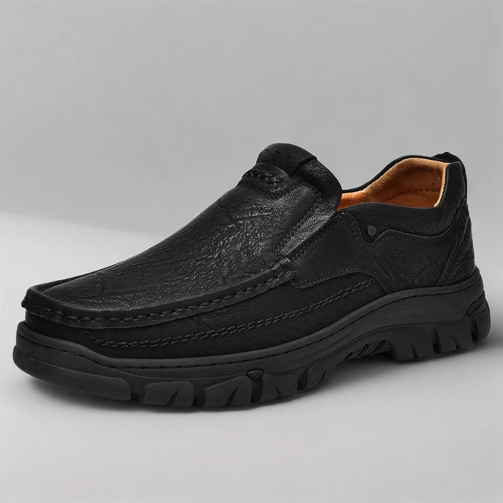 Mocassins brillant noirs vue de profil, design épuré et intemporel