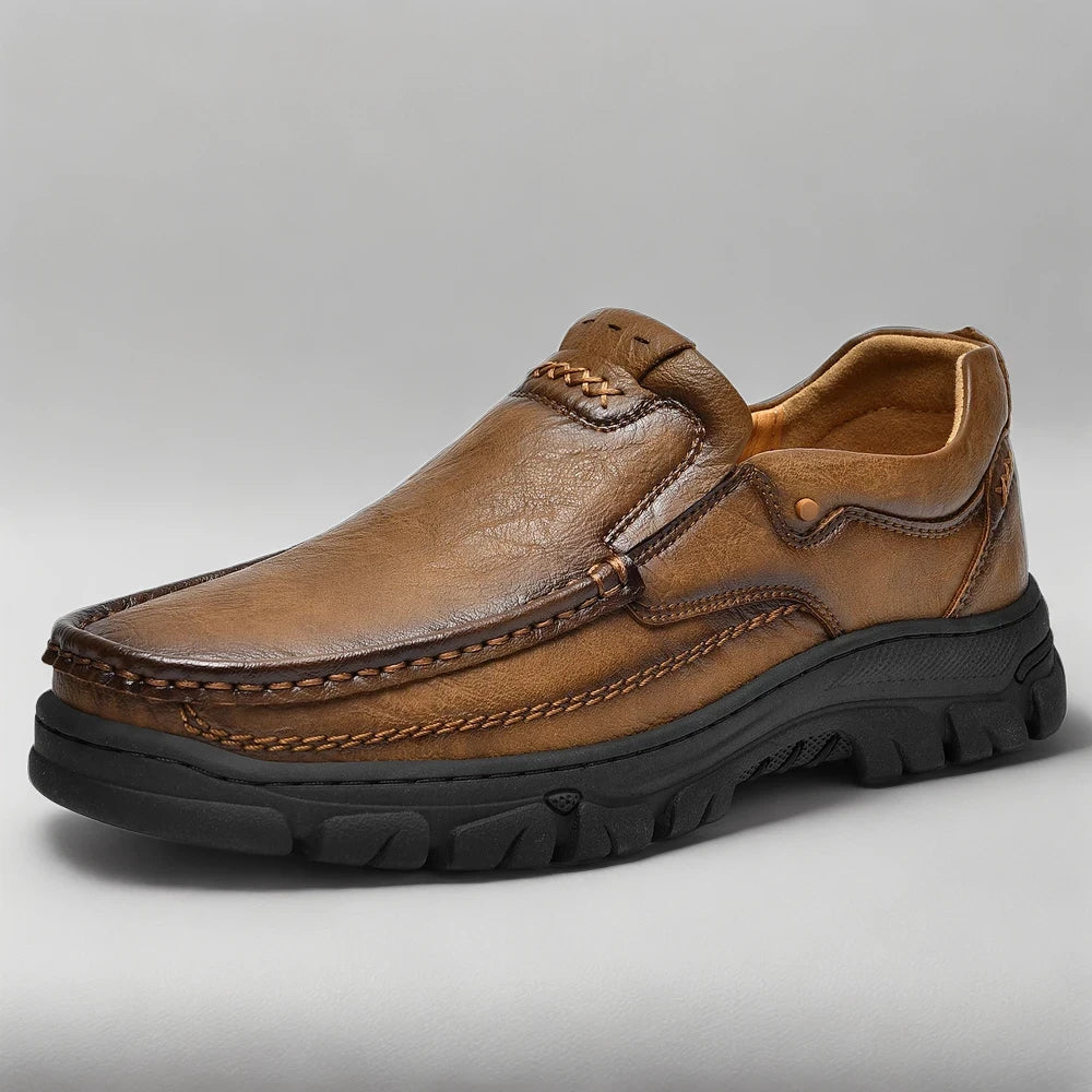 Détail du cuir vachette du mocassin brillant, texture noble et souple