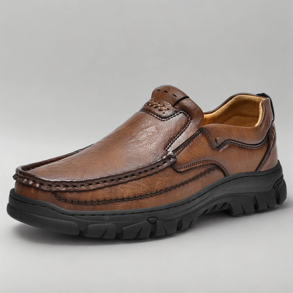 Mocassin brillant marron porté en tenue décontractée urbaine