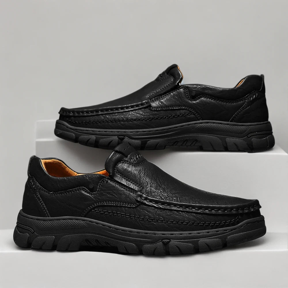 Mocassins brillant noirs enfilage facile, style bateau raffiné