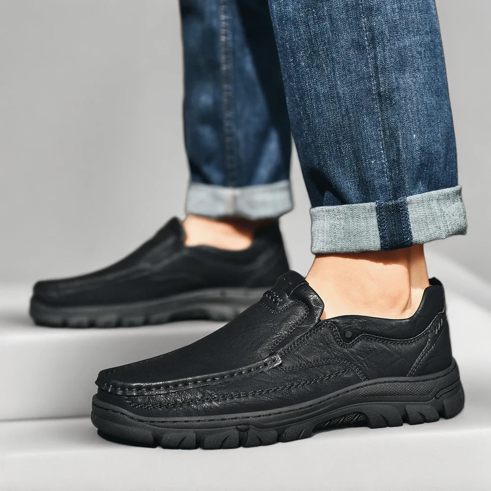 Mocassin brillant marron détail de la finition couture soignée