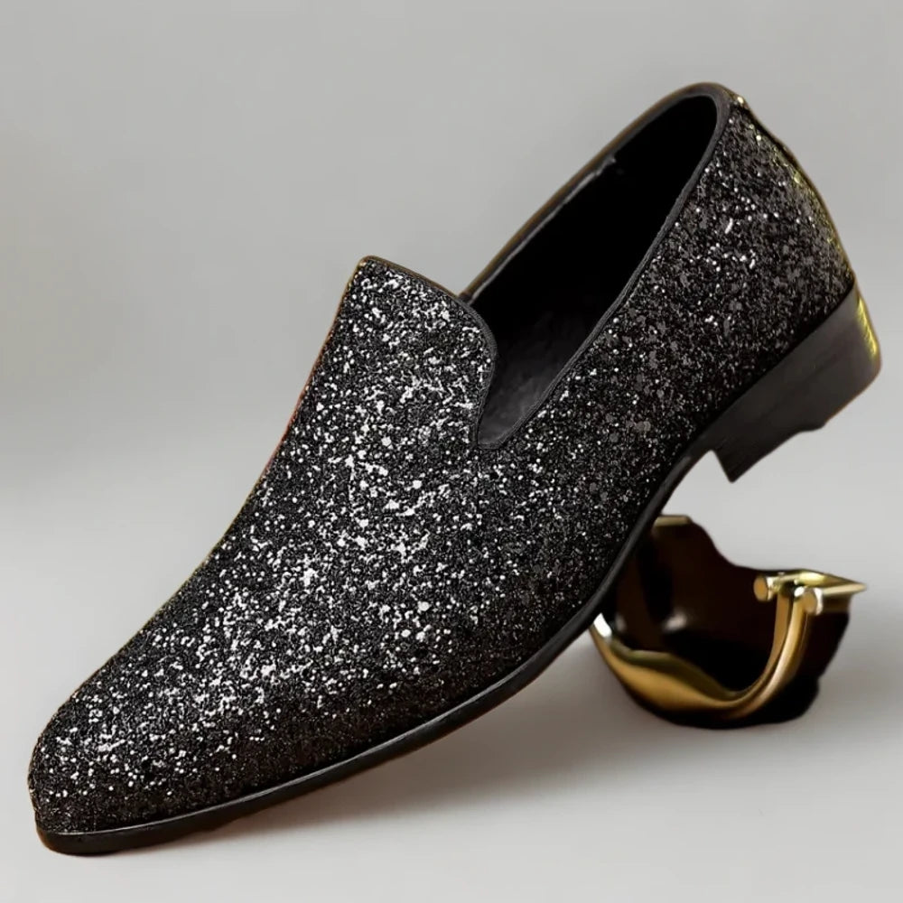 Mocassin homme à enfiler finition brillante vue de profil sur fond neutre
