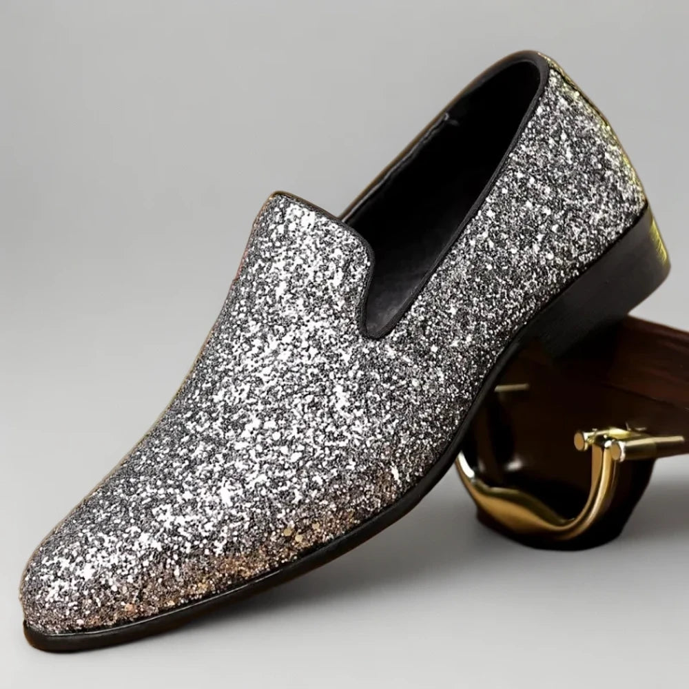 Détail des paillettes du mocassin brillant homme capturant la lumière