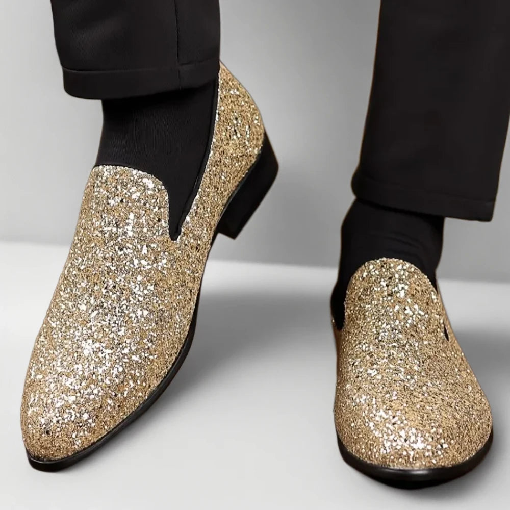 Mocassin brillant homme porté avec costume noir pour événement formel