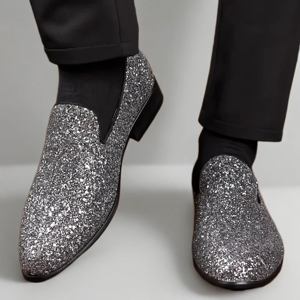 Mocassin brillant homme posé mettant en évidence sa silhouette épurée