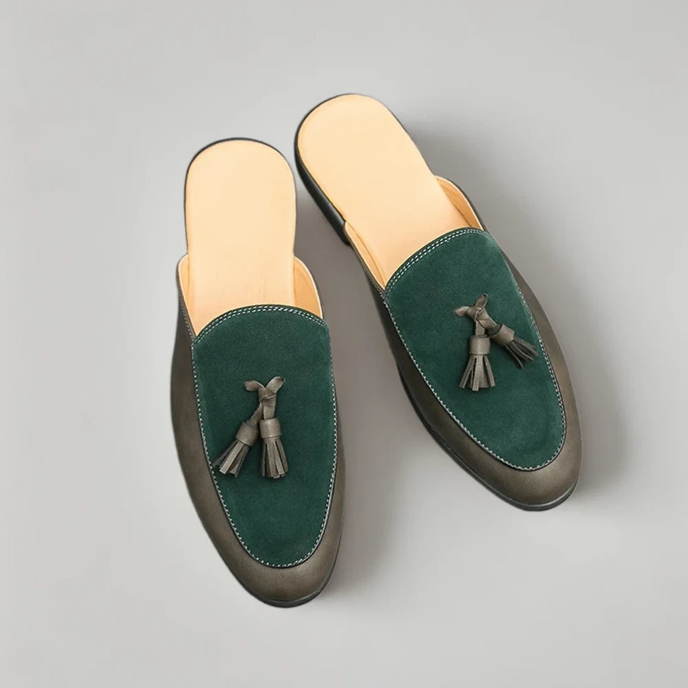 Mocassin brun clair posé à plat révélant le fond plat et la structure raffinée