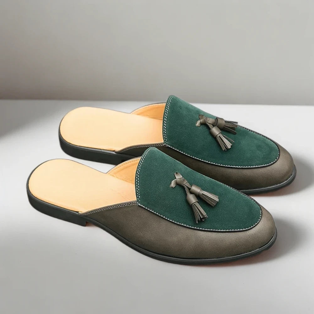 Mocassin brun porté pieds nus pour une allure décontractée et sophistiquée